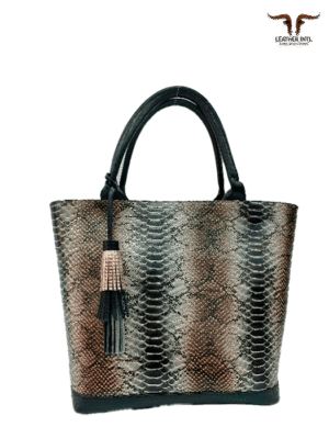 Bolso de dama elegante color negro en cuero  marcado al frente con flecos varios colores