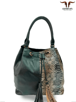 Bolso de dama elegante marcado y con flecos en cuero color negro